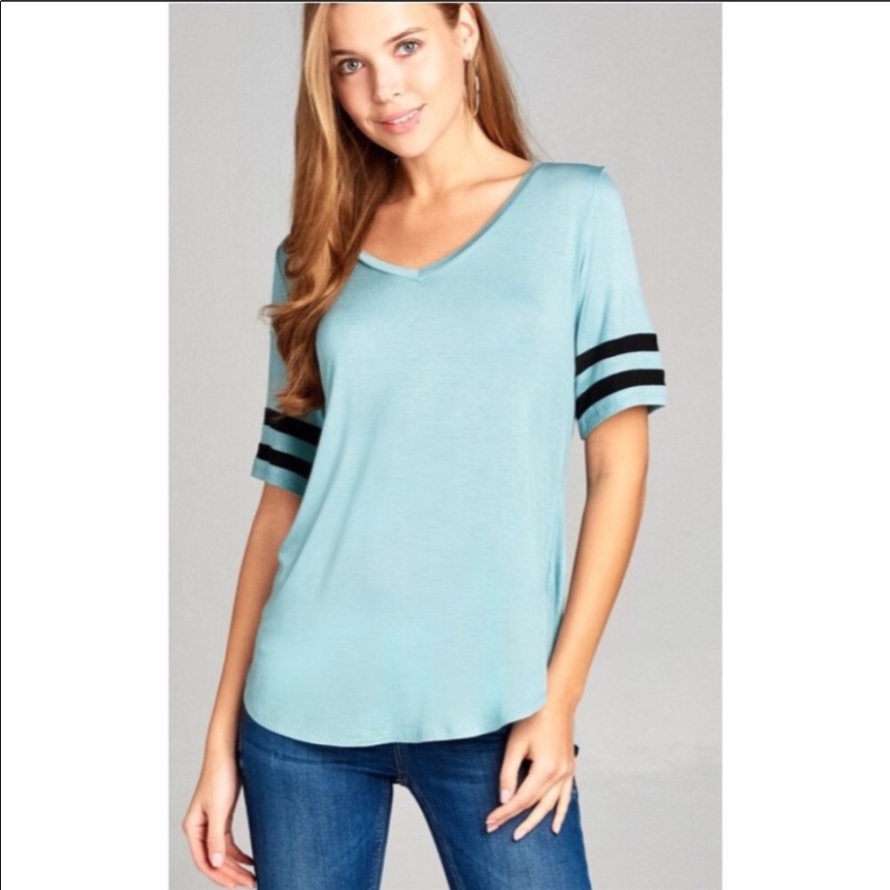 💕 ONLY 4 LEFT! V Neck Varsity Top In Mint Green - Picture 2 of 4